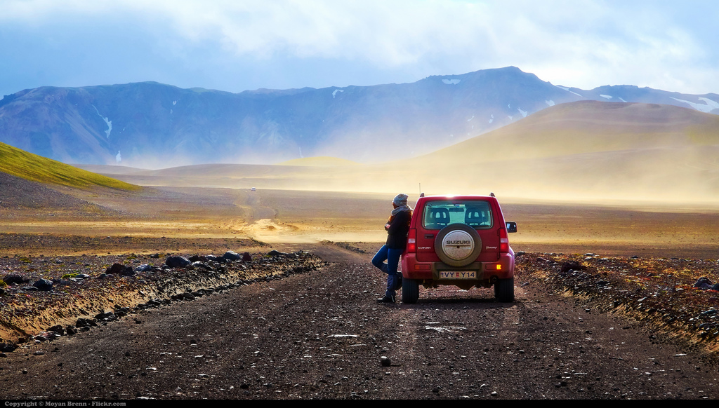 rent a car iceland road and mountains